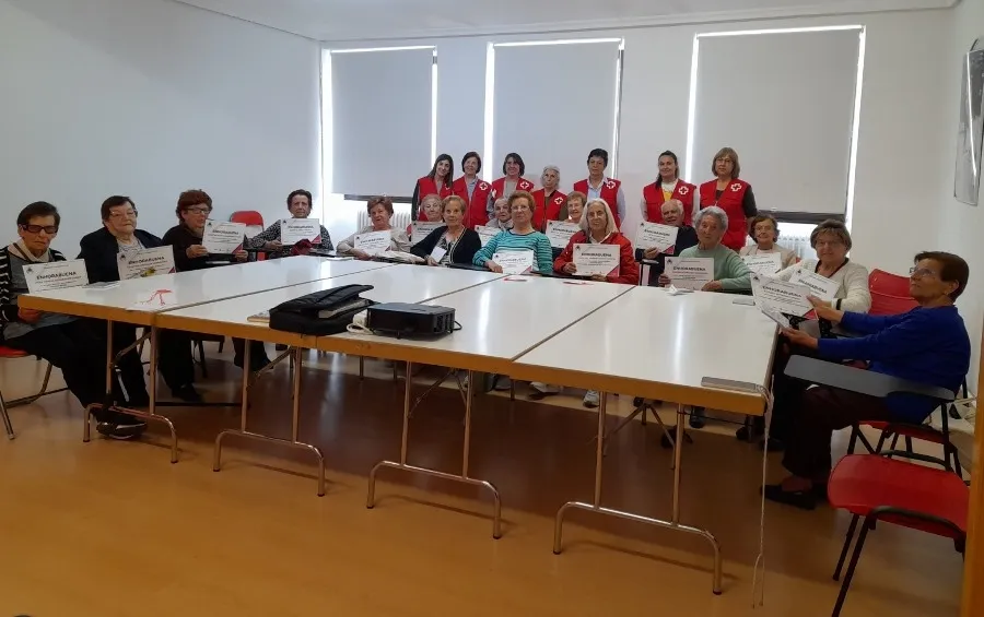 Foto 7 - Los grupos de mayores de Cruz Roja finalizan el curso