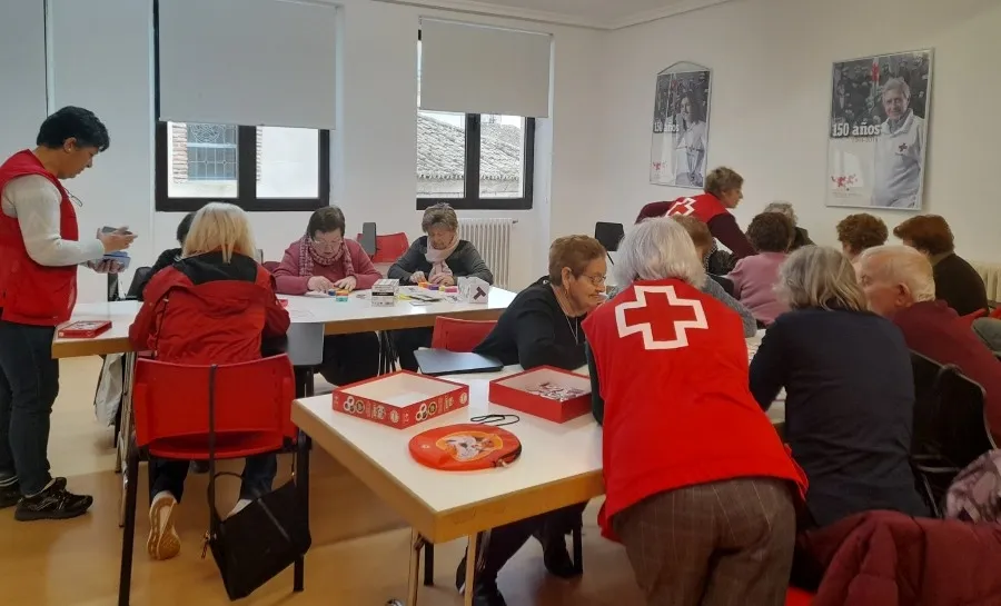 Foto 6 - Los grupos de mayores de Cruz Roja finalizan el curso