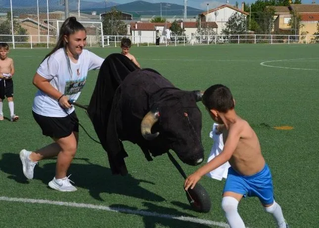 Foto 2 - L&uacute;dico &uacute;ltimo entreno de los prebenjamines del Ciudad Rodrigo con carretones y globos de agua