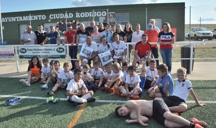 Foto 3 - L&uacute;dico &uacute;ltimo entreno de los prebenjamines del Ciudad Rodrigo con carretones y globos de agua