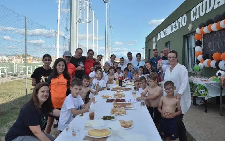 Foto 4 - L&uacute;dico &uacute;ltimo entreno de los prebenjamines del Ciudad Rodrigo con carretones y globos de agua