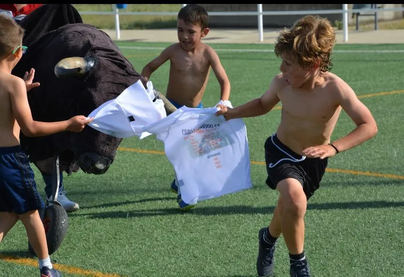 Foto 7 - L&uacute;dico &uacute;ltimo entreno de los prebenjamines del Ciudad Rodrigo con carretones y globos de agua