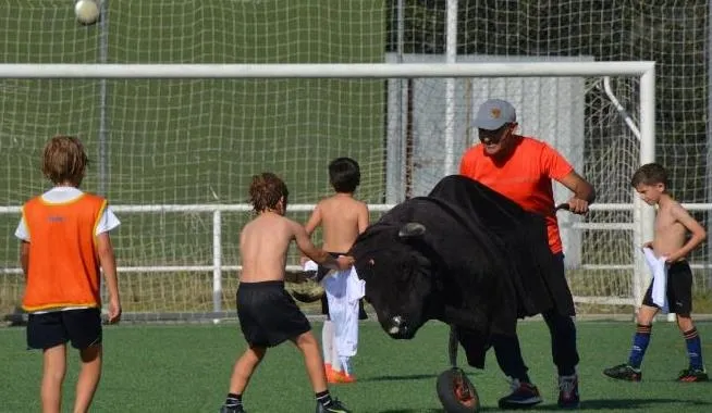 Foto 8 - L&uacute;dico &uacute;ltimo entreno de los prebenjamines del Ciudad Rodrigo con carretones y globos de agua