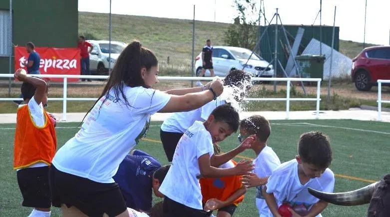 Foto 9 - L&uacute;dico &uacute;ltimo entreno de los prebenjamines del Ciudad Rodrigo con carretones y globos de agua