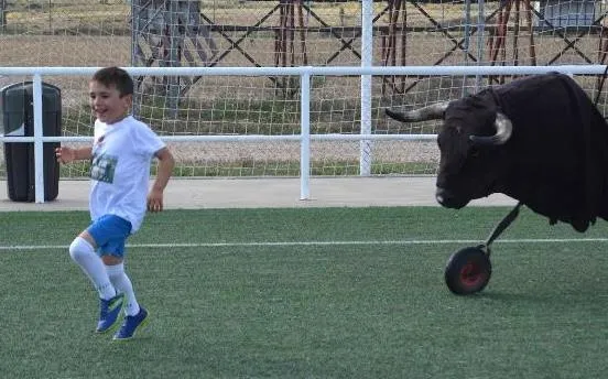 Foto 10 - L&uacute;dico &uacute;ltimo entreno de los prebenjamines del Ciudad Rodrigo con carretones y globos de agua