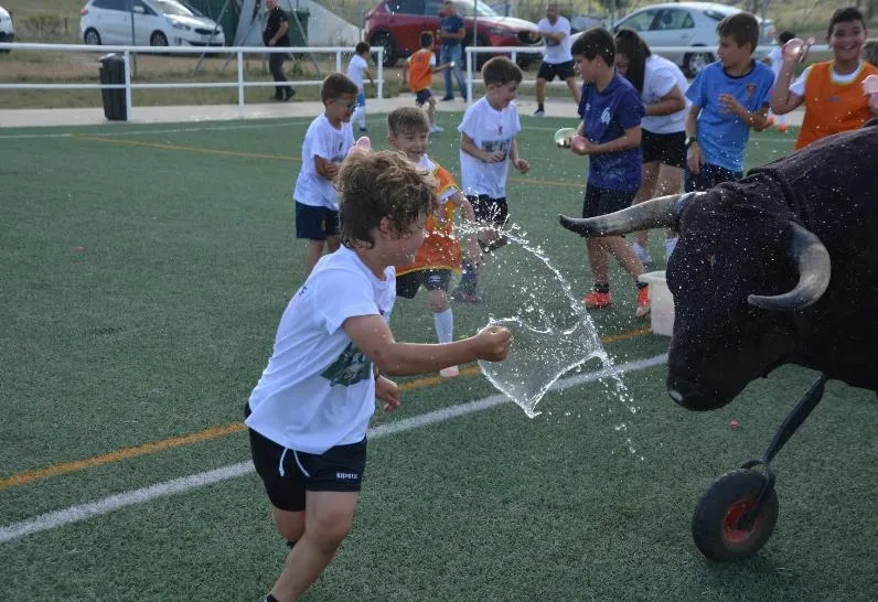 Foto 11 - L&uacute;dico &uacute;ltimo entreno de los prebenjamines del Ciudad Rodrigo con carretones y globos de agua