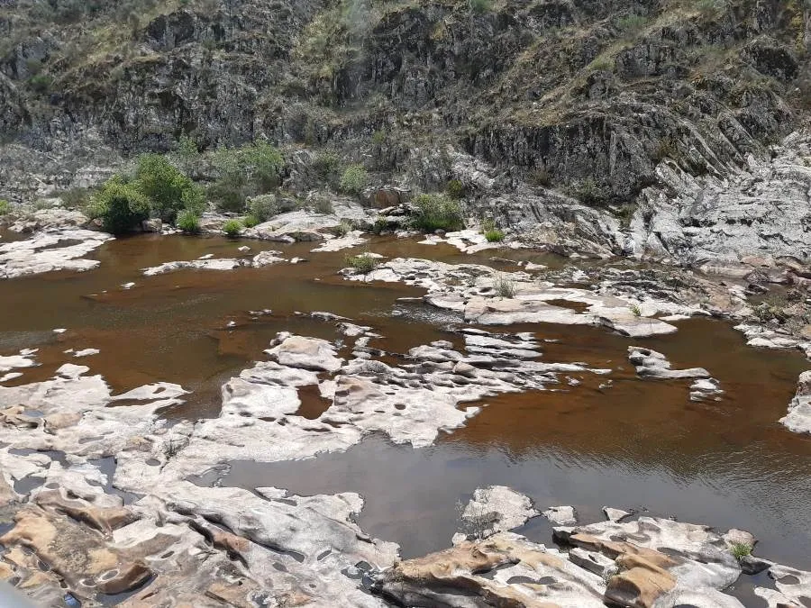 Foto 5 - APCRA denuncia la bajada del caudal del &Aacute;gueda en El Bod&oacute;n y el lodo con el que sale del pantano