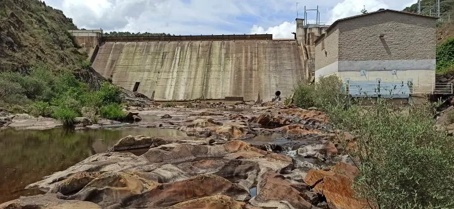 Foto 2 - APCRA denuncia la bajada del caudal del &Aacute;gueda en El Bod&oacute;n y el lodo con el que sale del pantano