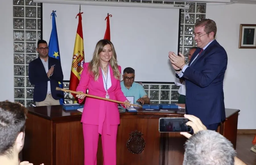 Foto 5 - Laura Vicente asume la Alcald&iacute;a en la renovada Corporaci&oacute;n de Fuentes de O&ntilde;oro