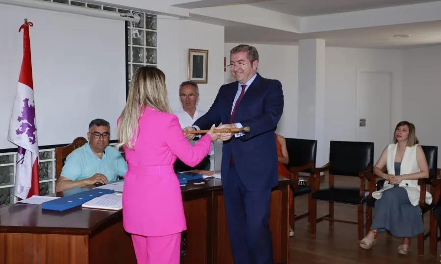 Foto 3 - Laura Vicente asume la Alcald&iacute;a en la renovada Corporaci&oacute;n de Fuentes de O&ntilde;oro