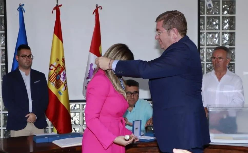 Foto 2 - Laura Vicente asume la Alcald&iacute;a en la renovada Corporaci&oacute;n de Fuentes de O&ntilde;oro