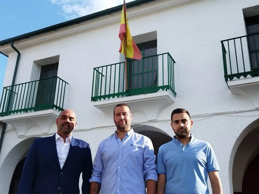 Foto 3 - Manuel Juli&aacute;n Mart&iacute;nez se estrena como alcalde de &Aacute;gueda