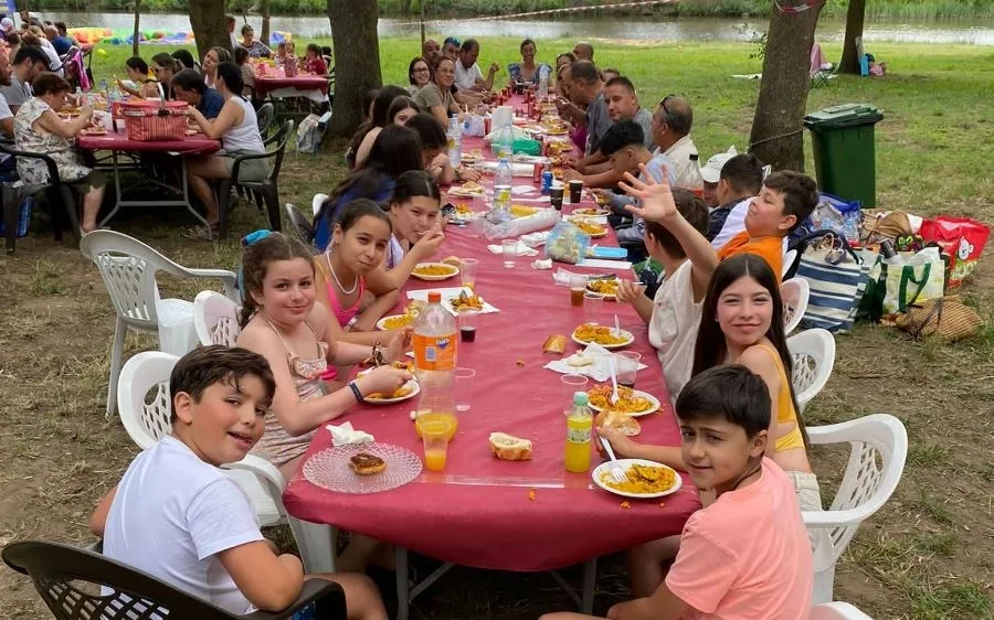 Foto 3 - M&aacute;s de 120 personas participan en el D&iacute;a de la Familia de la AMPA de Misioneras
