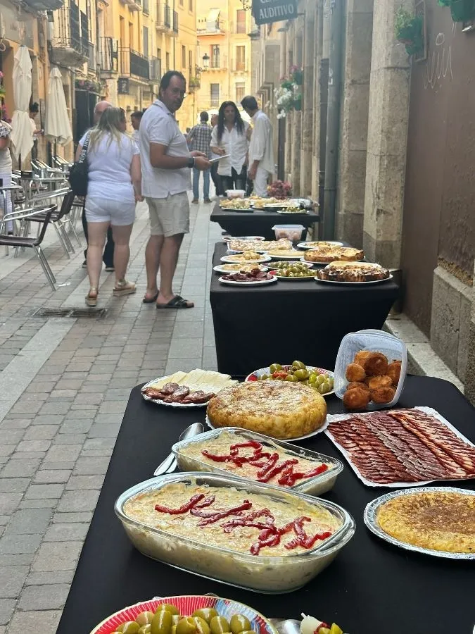 Foto 2 - La calle San Juan festeja la noche que le da nombre con brindis incluido por el premio conseguido