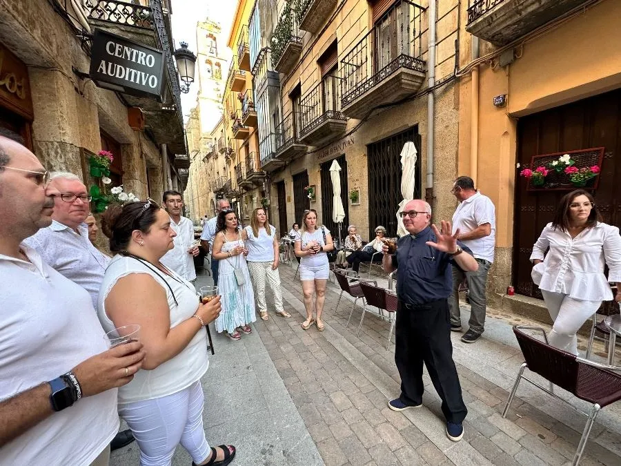 Foto 4 - La calle San Juan festeja la noche que le da nombre con brindis incluido por el premio conseguido