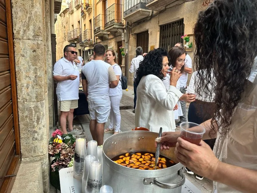Foto 5 - La calle San Juan festeja la noche que le da nombre con brindis incluido por el premio conseguido