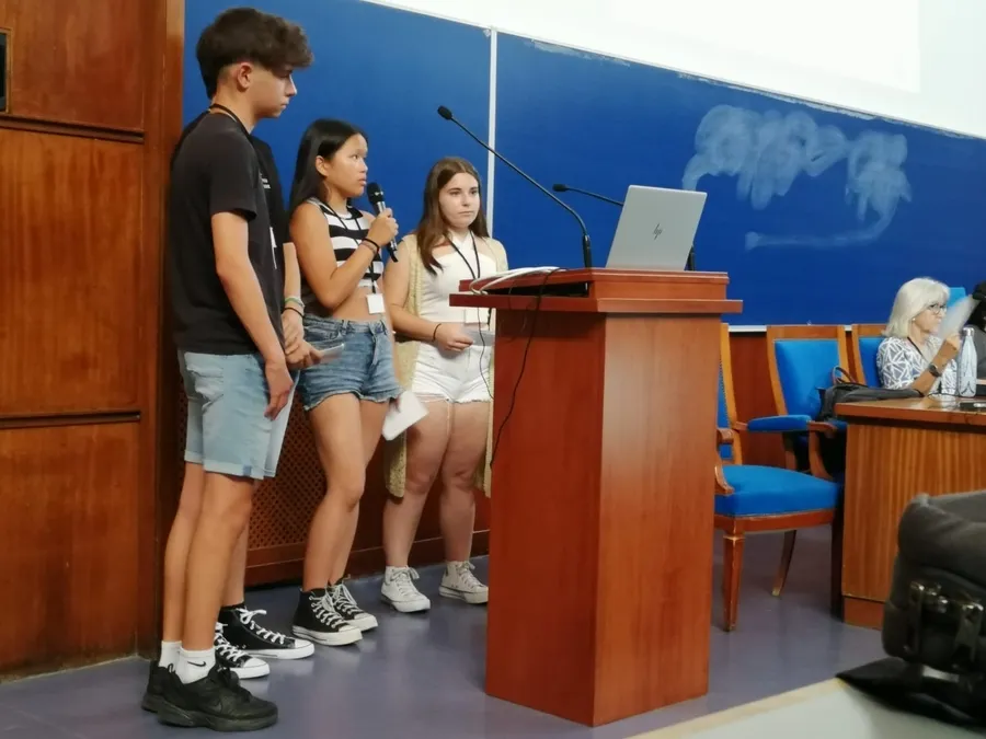 Foto 3 - Los alumnos del IES Tierra premiados en el certamen de Estad&iacute;stica defienden su trabajo en Zaragoza