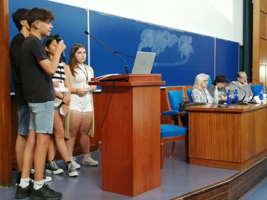 Foto 2 - Los alumnos del IES Tierra premiados en el certamen de Estad&iacute;stica defienden su trabajo en Zaragoza