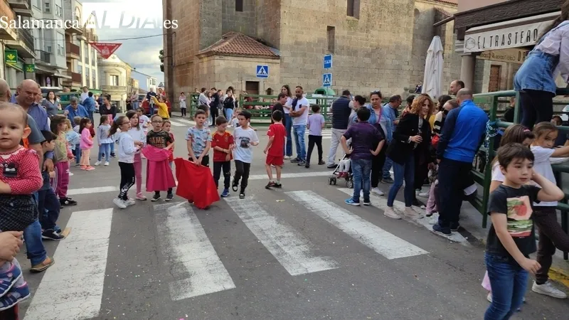 Este viernes los más pequeños sembraban de emoción las calles de Vitigudino / MARIBEL SÁNCHEZ 