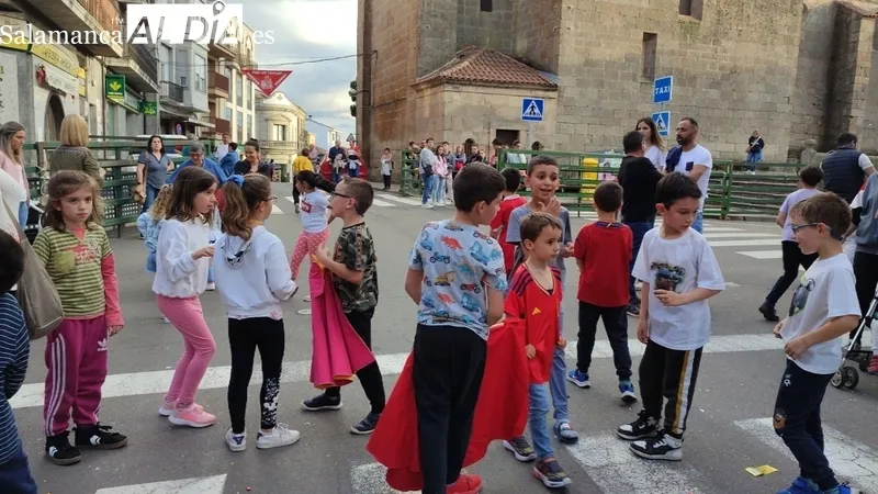 Este viernes los más pequeños sembraban de emoción las calles de Vitigudino / MARIBEL SÁNCHEZ 