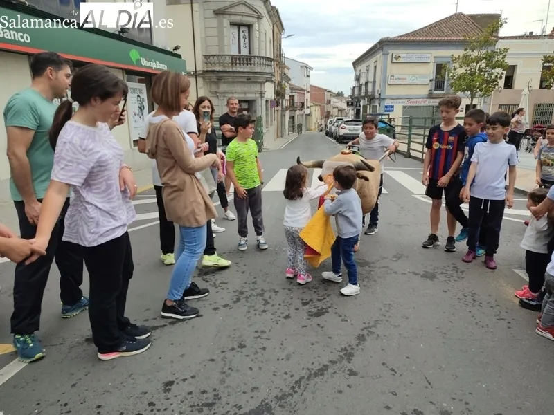 Los carretones marcan el comienzo de las fiestas del Corpus en Vitigudino / CORRAL 