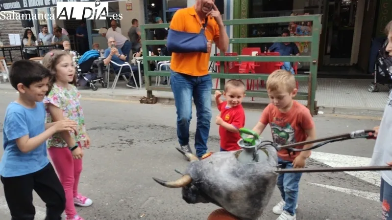 Los carretones marcan el comienzo de las fiestas del Corpus en Vitigudino / CORRAL 