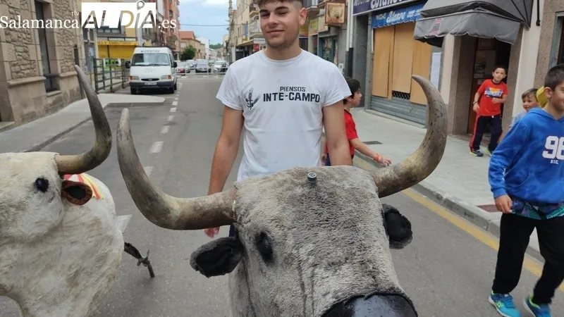 Los carretones marcan el comienzo de las fiestas del Corpus en Vitigudino / CORRAL 