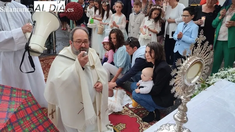 Procesión del Corpus pasada por agua en Vitigudino / CORRAL