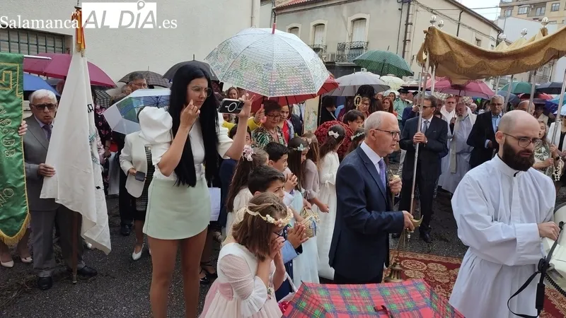 Procesión del Corpus pasada por agua en Vitigudino / CORRAL