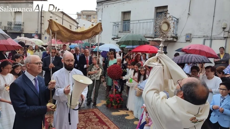 Procesión del Corpus pasada por agua en Vitigudino / CORRAL