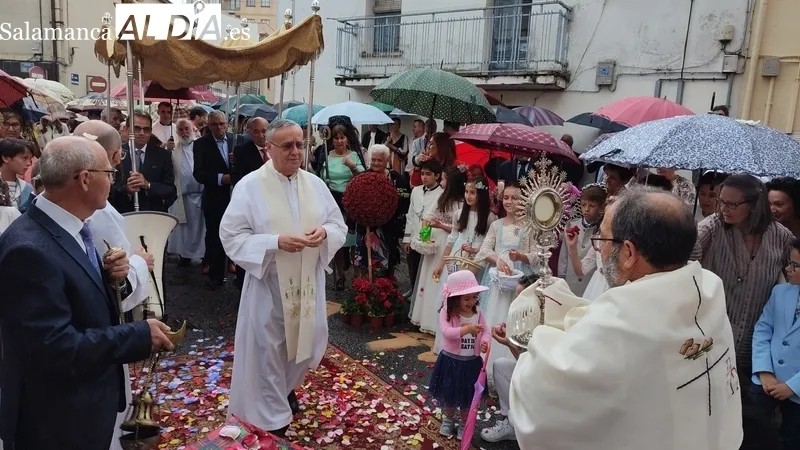 Procesión del Corpus pasada por agua en Vitigudino / CORRAL