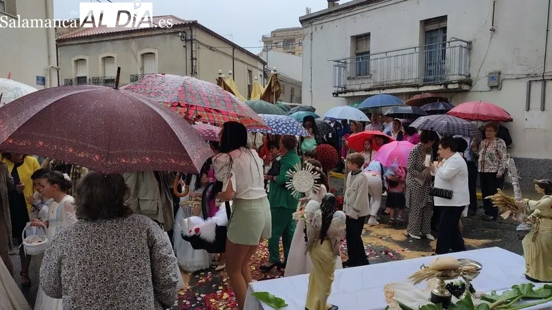 Procesión del Corpus pasada por agua en Vitigudino / CORRAL