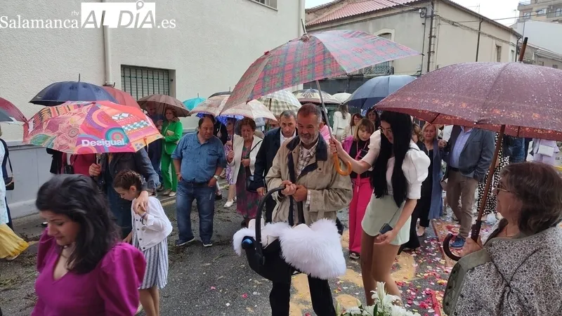 Procesión del Corpus pasada por agua en Vitigudino / CORRAL