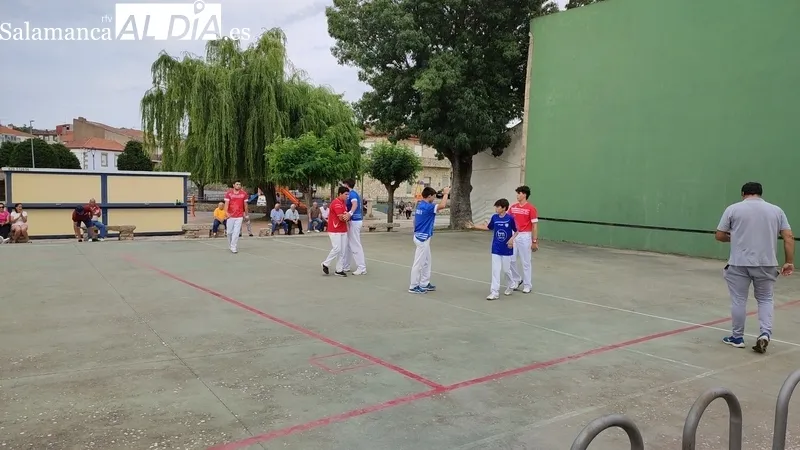 Partidos de pelota a mano en El Milano por las fiestas de San Antonio / CORRAL 