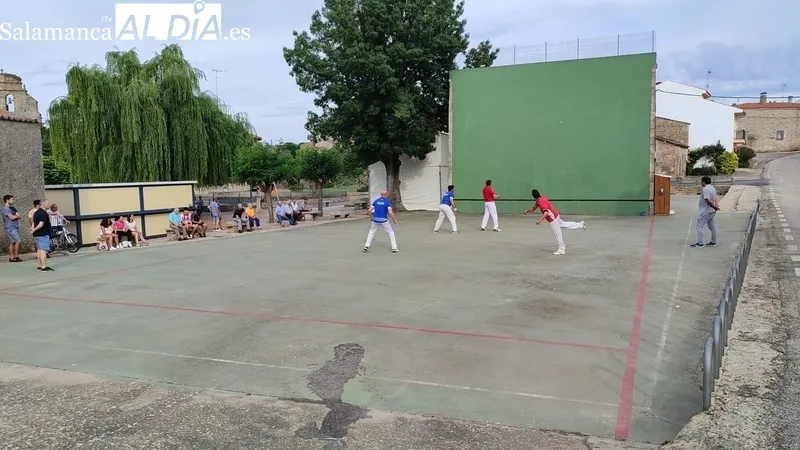 Partidos de pelota a mano en El Milano por las fiestas de San Antonio / CORRAL 