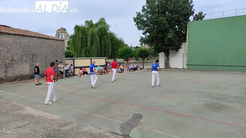 Partidos de pelota a mano en El Milano por las fiestas de San Antonio / CORRAL 