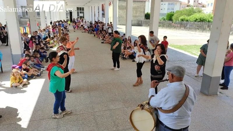Homenaje en el CEIP Manuel Moreno Blanco a su directora Manoli Rodríguez / CORRAL
