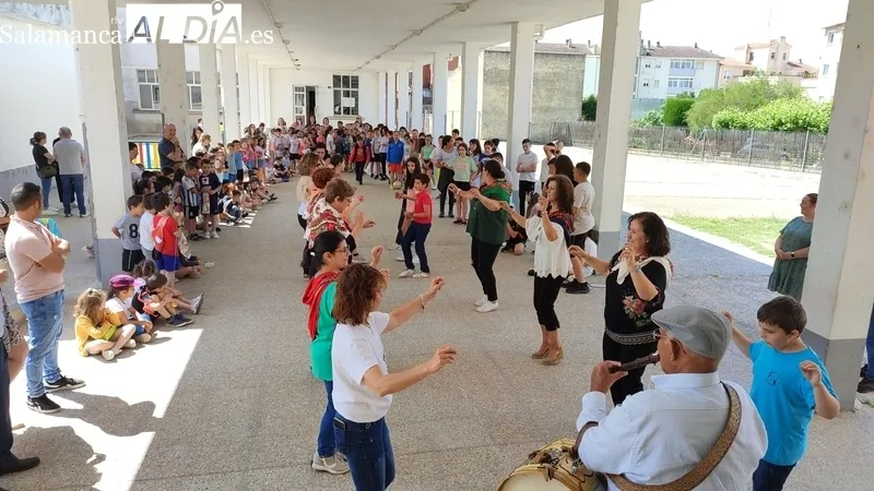 Homenaje en el CEIP Manuel Moreno Blanco a su directora Manoli Rodríguez / CORRAL