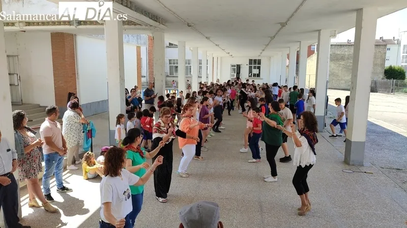 Homenaje en el CEIP Manuel Moreno Blanco a su directora Manoli Rodríguez / CORRAL