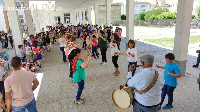 Homenaje en el CEIP Manuel Moreno Blanco a su directora Manoli Rodríguez / CORRAL