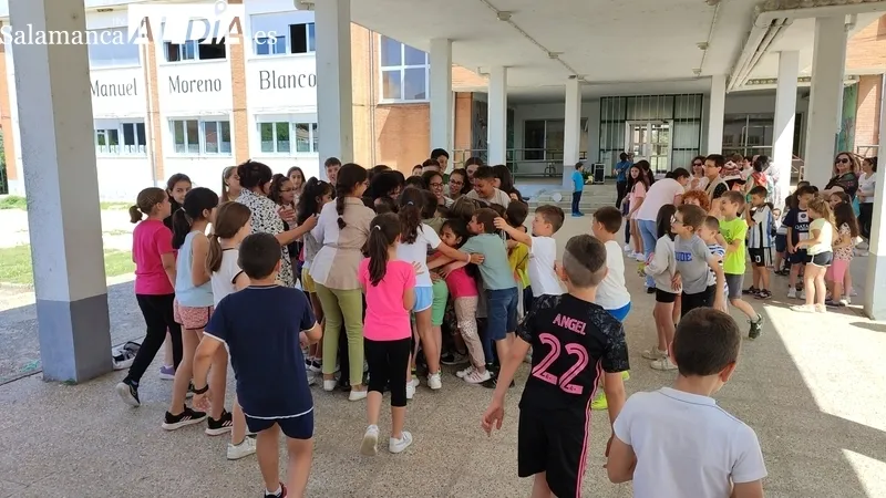 Homenaje en el CEIP Manuel Moreno Blanco a su directora Manoli Rodríguez / CORRAL