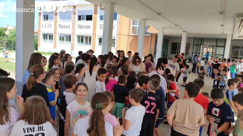 Homenaje en el CEIP Manuel Moreno Blanco a su directora Manoli Rodríguez / CORRAL