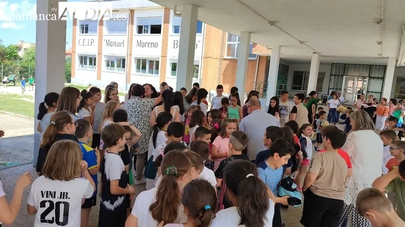 Homenaje en el CEIP Manuel Moreno Blanco a su directora Manoli Rodríguez / CORRAL