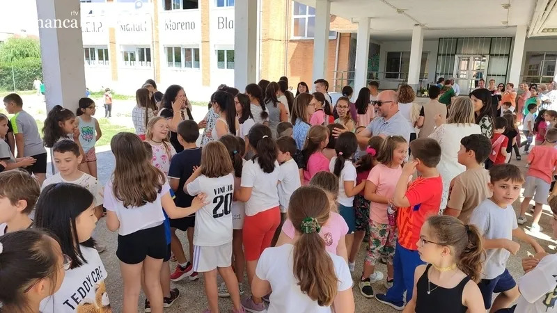 Homenaje en el CEIP Manuel Moreno Blanco a su directora Manoli Rodríguez / CORRAL