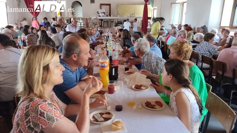 Peralejos de Abajo celebra San Juan con actos religiosos y el tradicional convite 