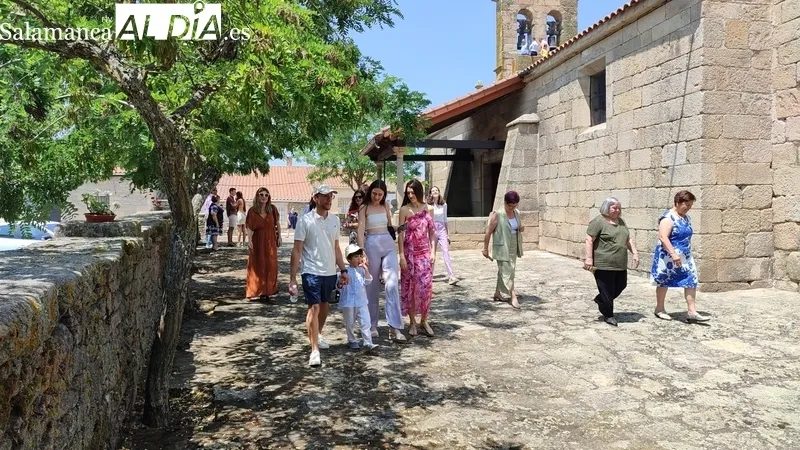 Procesión de San Pedro por las calles de Villar de Peralonso / CORRAL 