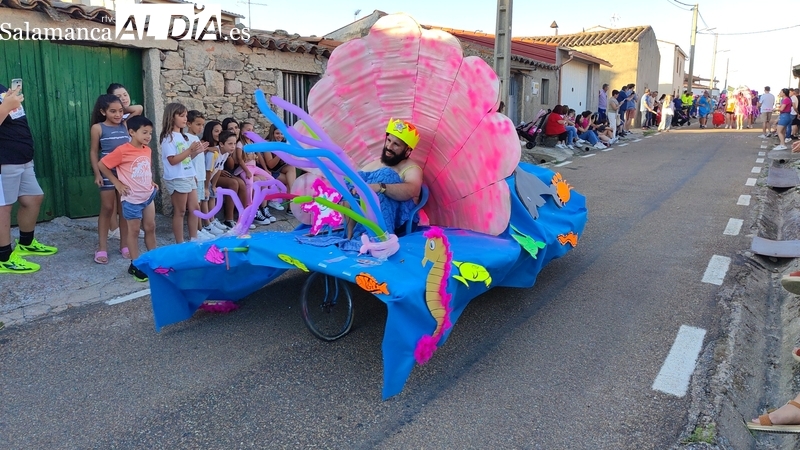 La carrera de coches locos llena de ‘locura’ las fiestas en Villar de Peralonso