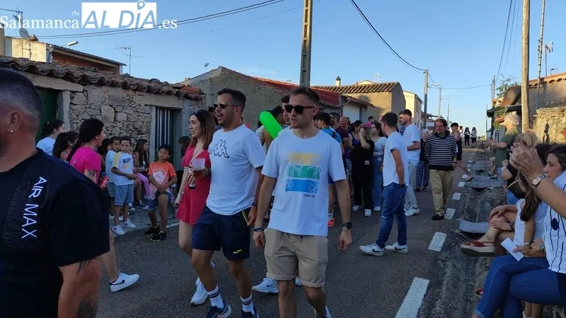 La carrera de cochos locos fue todo un espectáculo para niños y mayores / CORRAL