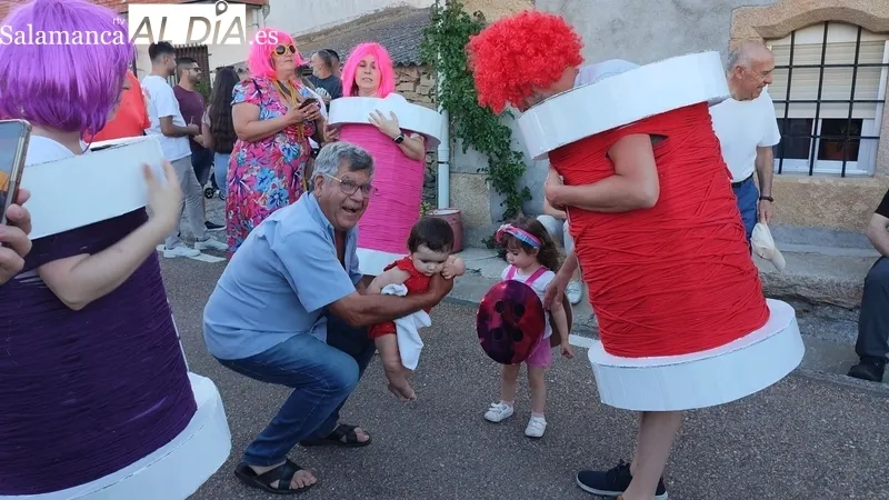 La carrera de cochos locos fue todo un espectáculo para niños y mayores / CORRAL