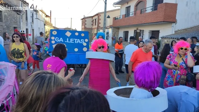 La carrera de cochos locos fue todo un espectáculo para niños y mayores / CORRAL